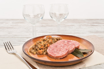 cotechino di maiale fette e lenticchie