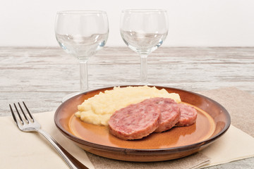 cotechino di maiale fette con purè di patate