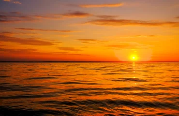Foto op Canvas Mooie vurige zonsonderganghemel op het strand. Samenstelling van de natuur © es0lex