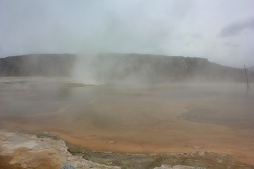 old faithful geyser in yellowstone
