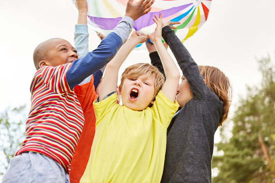 Kinder freuen sich und jubeln als Gewinner