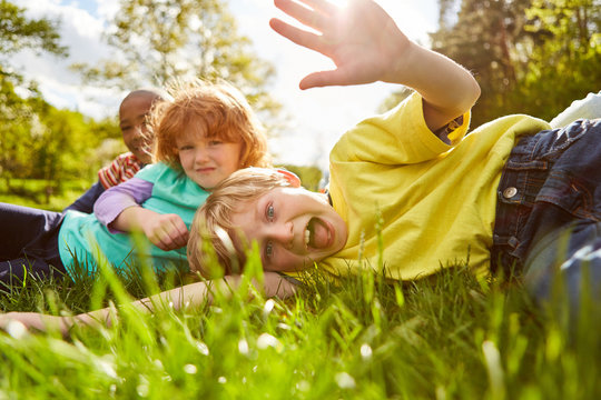 Kinder spielen und albern herum auf einer Wiese