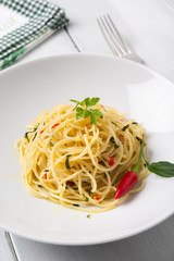 Spaghetti con aglio, olio e peperoncino