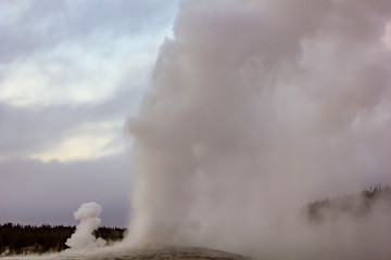 old faithful geyser erupting