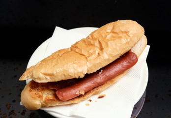 Bocadillo con una barrita de pan tostado y una salchicha frandkfurt.