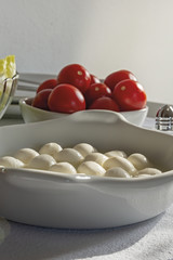 piatto tipico italiano mozzarella pomodori insalata