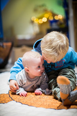 Kinder kuscheln zusammen