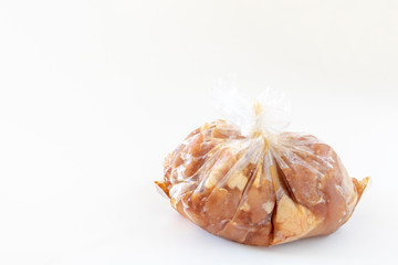 味付けしている鶏肉