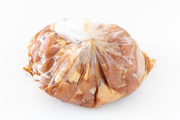 味付けしている鶏肉