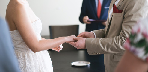 Obraz premium The groom wearing wedding ring for the bride