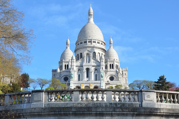 Fototapeta premium The Catholic basilica of the Sacred Heart in Paris. The basilica is located above Montmartre within the urban area of ​​the 18th arrondissement of Paris. France