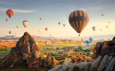 Fotobehang Ballon Heteluchtballonnen vliegen over het spectaculaire Cappadocië.Turkey