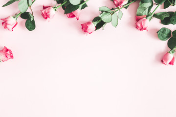 Obraz premium Kompozycja kwiatów. Różowa róża kwiaty na pastelowym różowym tle. Walentynki, dzień matki, koncepcja dzień kobiet. Leżał płasko, widok z góry, miejsce na kopię