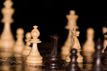 Scacchi fotografati su una scacchiera