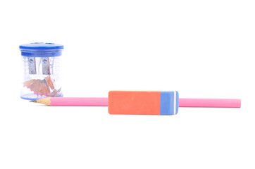 Bleistift, Spitzer und Radiergummi auf weiss
