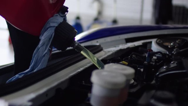 Oil change on a sports car in a workshop - &Ouml;lwechsel an einem Sportwagen in einer Werkstatt