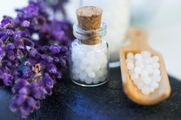 Globuliflasche und Holzkelle