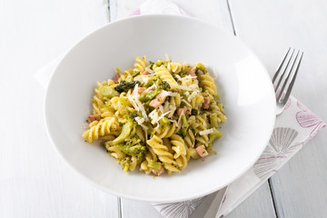 Piatto di fusilli con broccoli e pancetta 