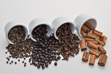 spezie pepe nero ginepro chiodi di garofano cannella in stecche da sopra rovesciate