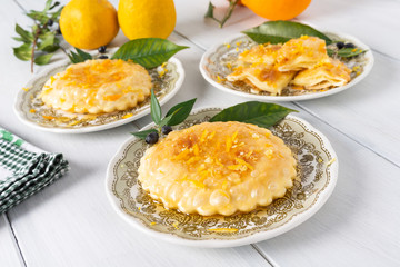 Seadas, dolce tipico della Sardegna farcito con pecorino e miele
