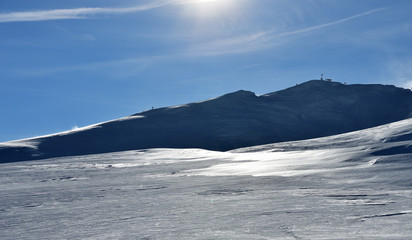 Winterlandschaft mit Menschen auf dem Berg