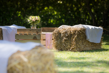 Decoration for a natural and country wedding with straw boots and vintage materials