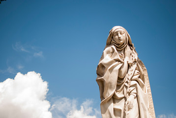 Fototapeta premium Escultura de Santa Catalina de Siena (Catalina Benincasa), Roma, Italia