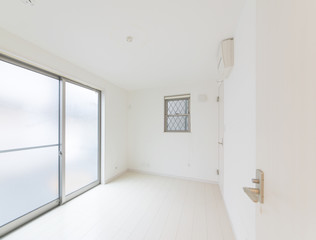 住宅　部屋　白い　シンプル家具なし