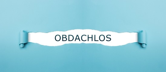 Obdachlos auf gerissenen Papier
