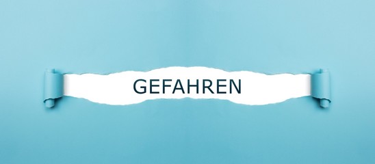 Gefahren auf gerissenen Papier