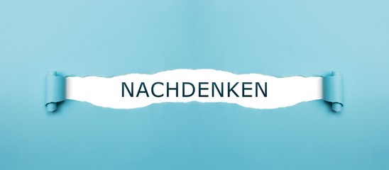 Nachdenken auf gerissenen Papier