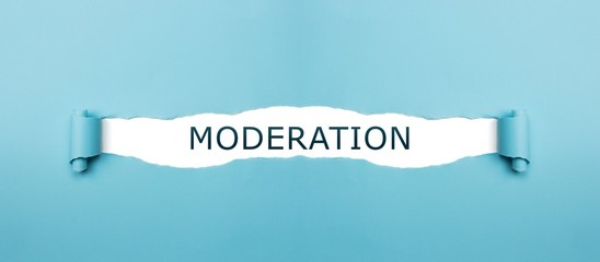 Moderation auf gerissenen Papier