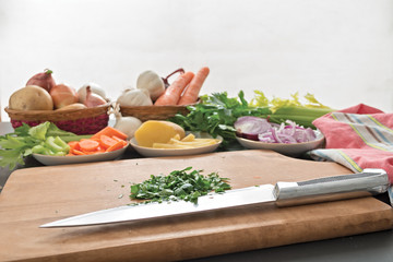 tagliere con prezzemolo tagliato tagliato