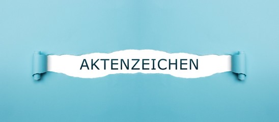 Aktenzeichen auf gerissenen Papier