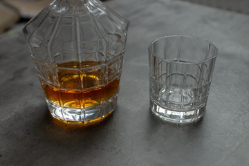 Whiskeyglas und whiskeyflasche