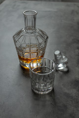 Whiskeyglas und whiskeyflasche