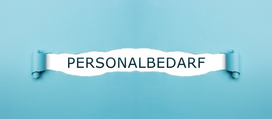 Personalbedarf auf gerissenen Papier