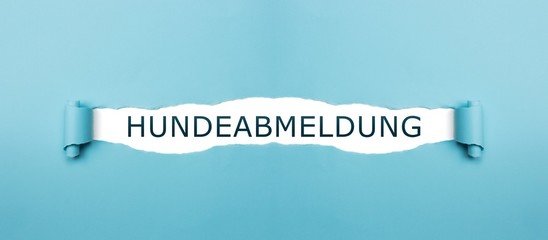 Hundeabmeldung auf gerissenen Papier