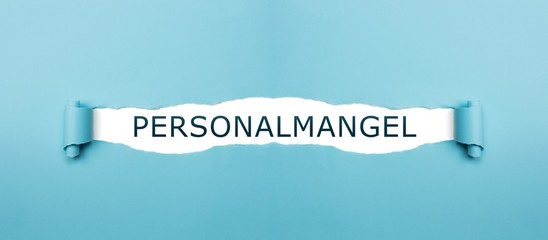 Personalmangel auf gerissenen Papier