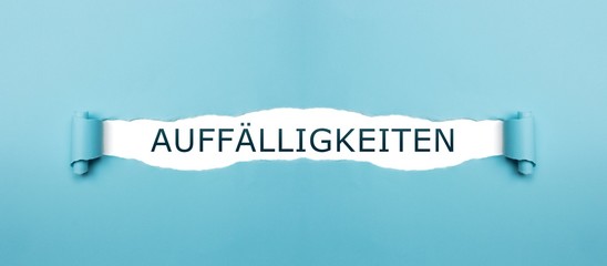 Auffälligkeiten auf gerissenen Papier