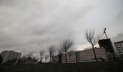 Winterblues in Berlin; Park an der Spree und Mühlenstraße in Friedrichshain