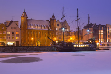 Obraz premium Old town of Gdansk over Motlawa river at snowy winter, Poland