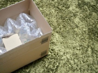 ダンボール箱　緑の絨毯