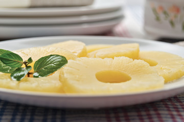 fette di ananas sciroppato primo piano
