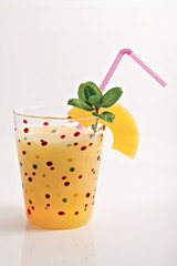bicchiere con frullato di ananas fronte
