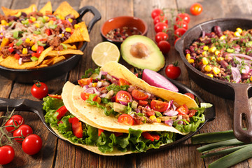 chili con carne, nacho, tortilla bread