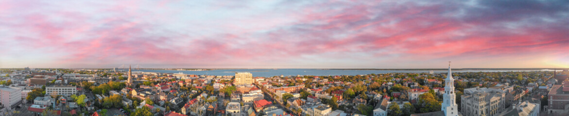 Fototapeta premium Panoramiczny widok z lotu ptaka na panoramę Charleston w Południowej Karolinie