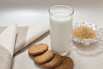 bicchiere latte con biscotti da sopra