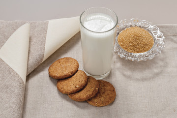 bicchiere latte con biscotti dall'alto