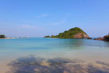 Naklejka premium Typical seascape, Beautiful wave on the beach, clear water, white sand 